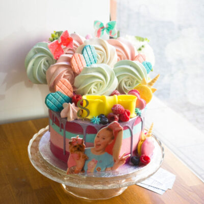 Dětský narozeninový dort na zákazku JoJo Siwa (2,5 kg 2200 kč)