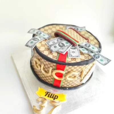Narozeninový dort na objednávku Gucci (2,5 kg, 2200 kč)