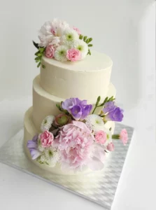 Svatební dort s květinami