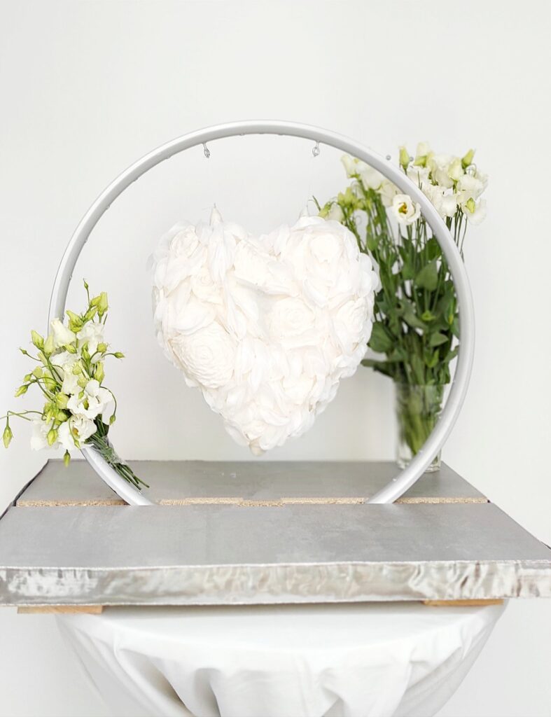 Svatební antigravitační dort srdce