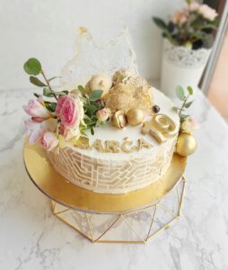 Narozeninový dort pro slečnu Karamelová Váza 9